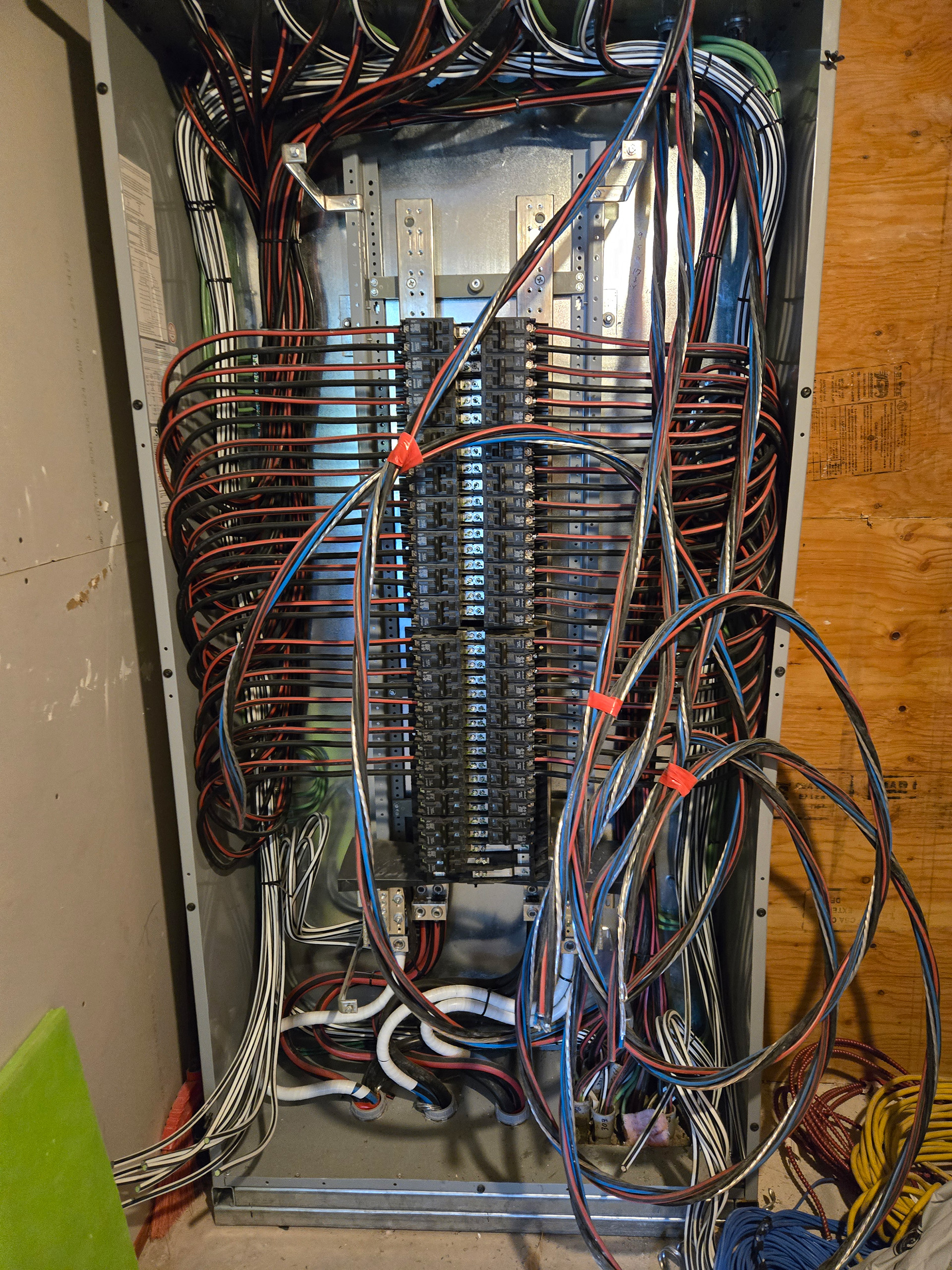 Photo d'un panneau électrique ouvert