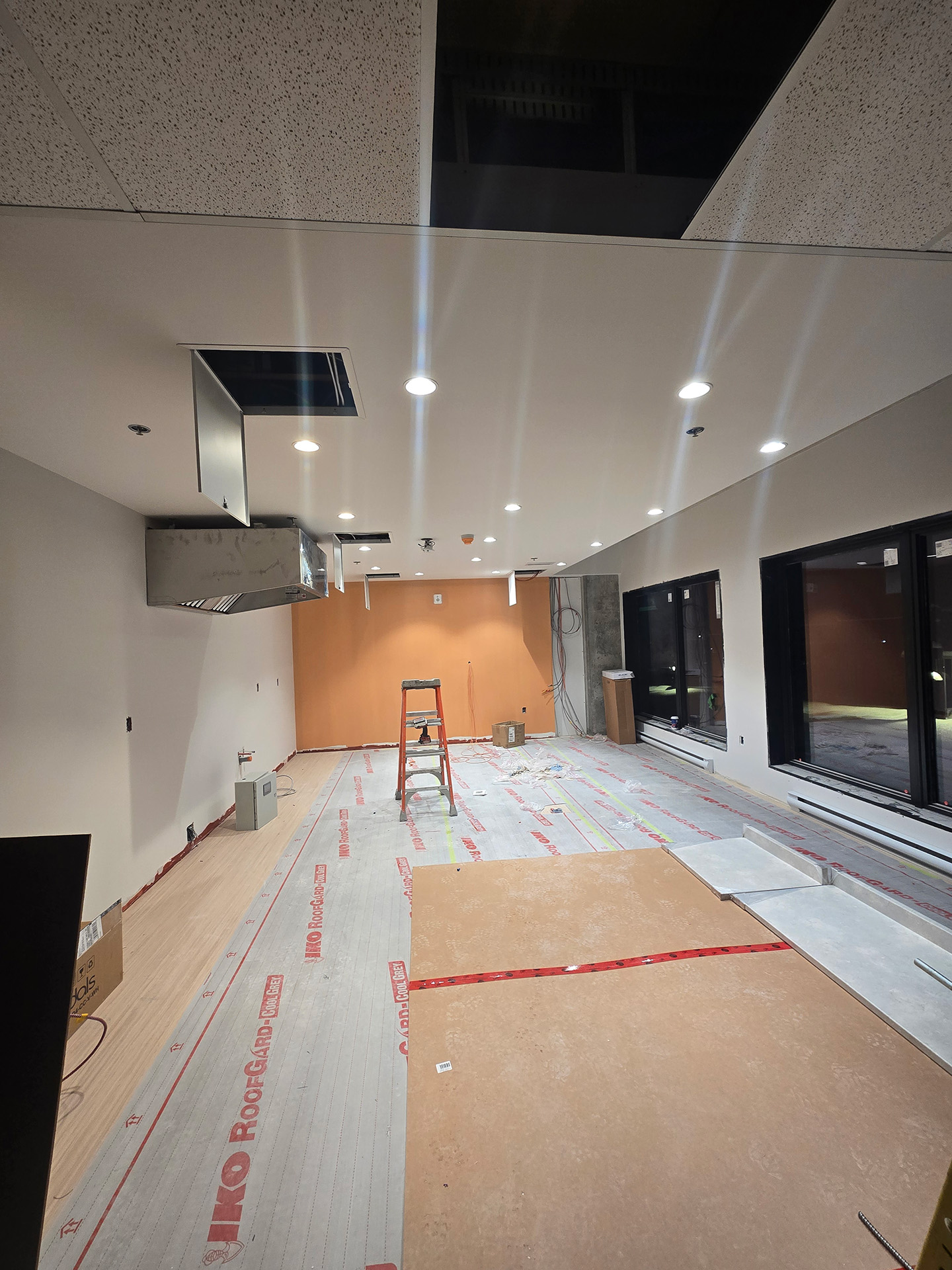 Photo d'un grand bureau en construction
